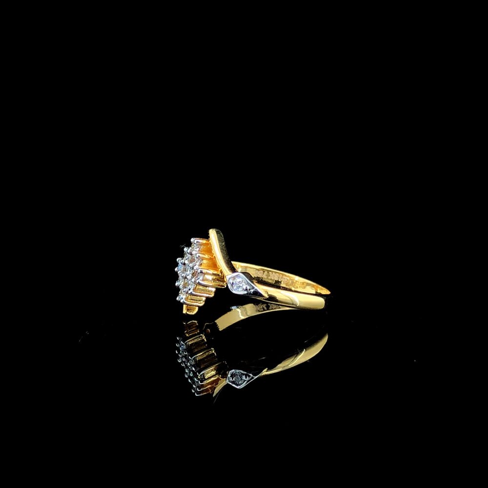Elegant gold ring with diamonds